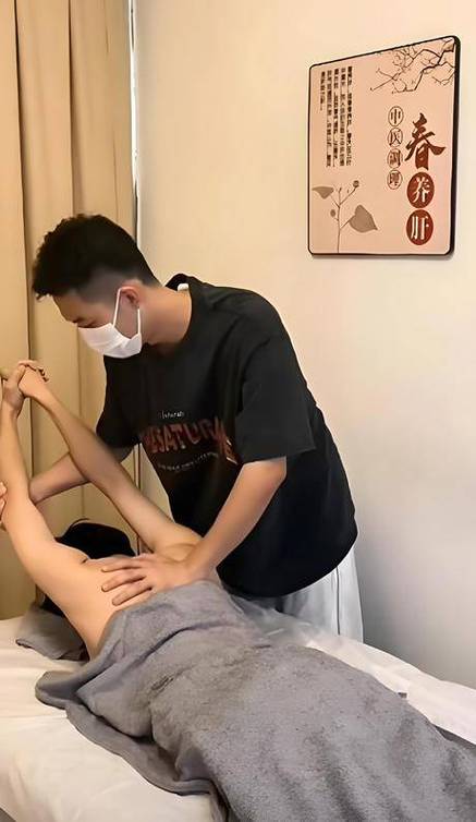 久久精品av专区的相关介绍