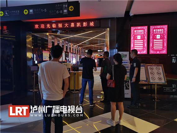 我一边揉着她的胸一边吻她的相关介绍